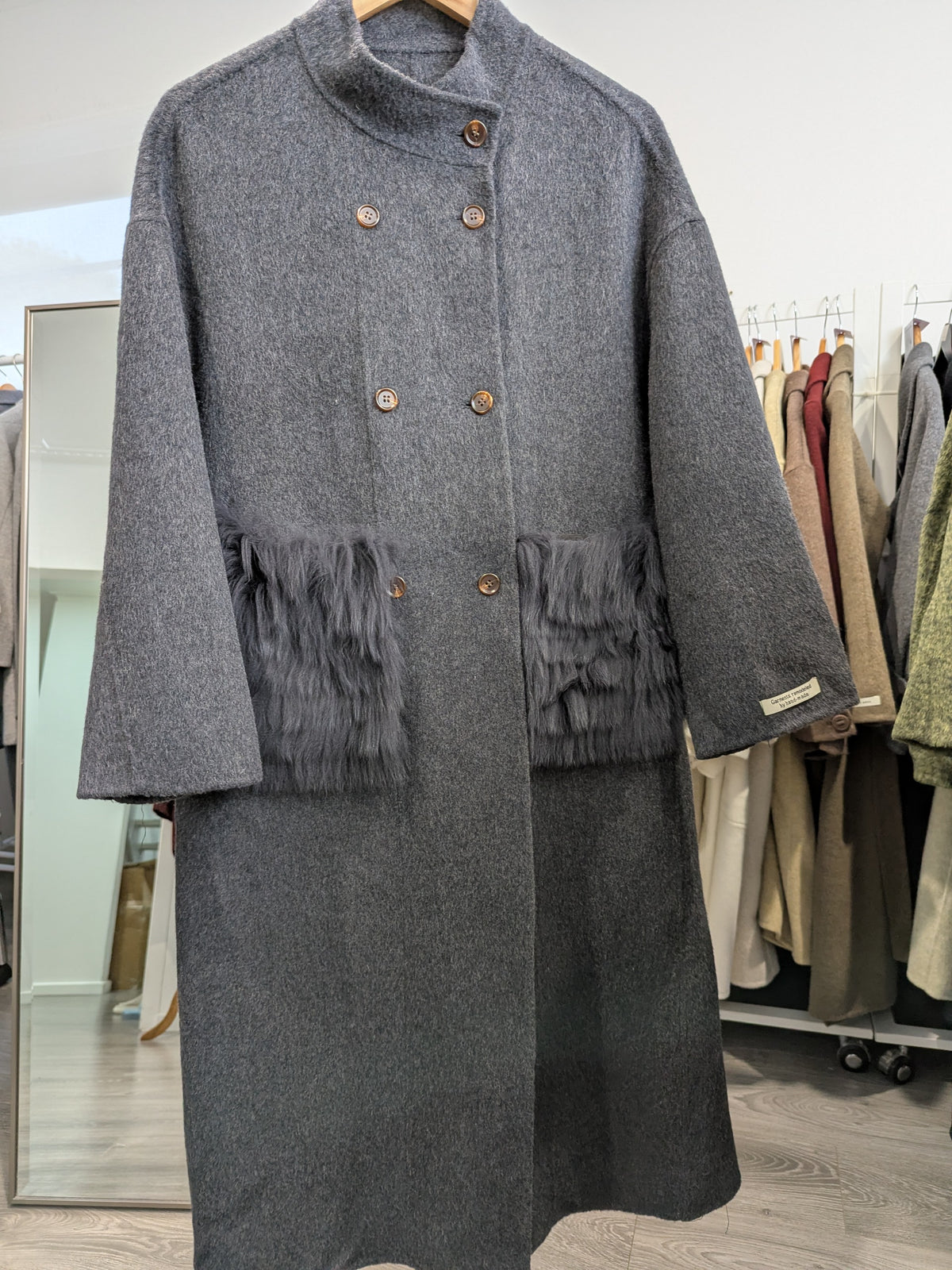 261 100% Wool Coat Dark Grey with fur trims M 12-16